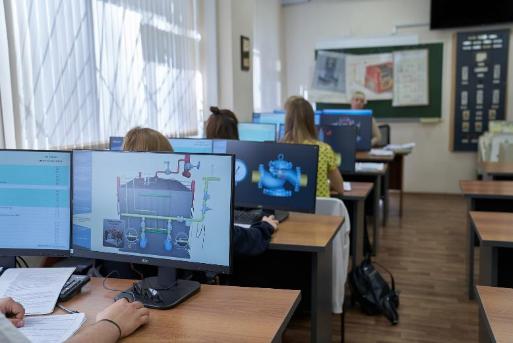 Студенты проходят обучение по интерактивный программе Учебного центра ТЭКА